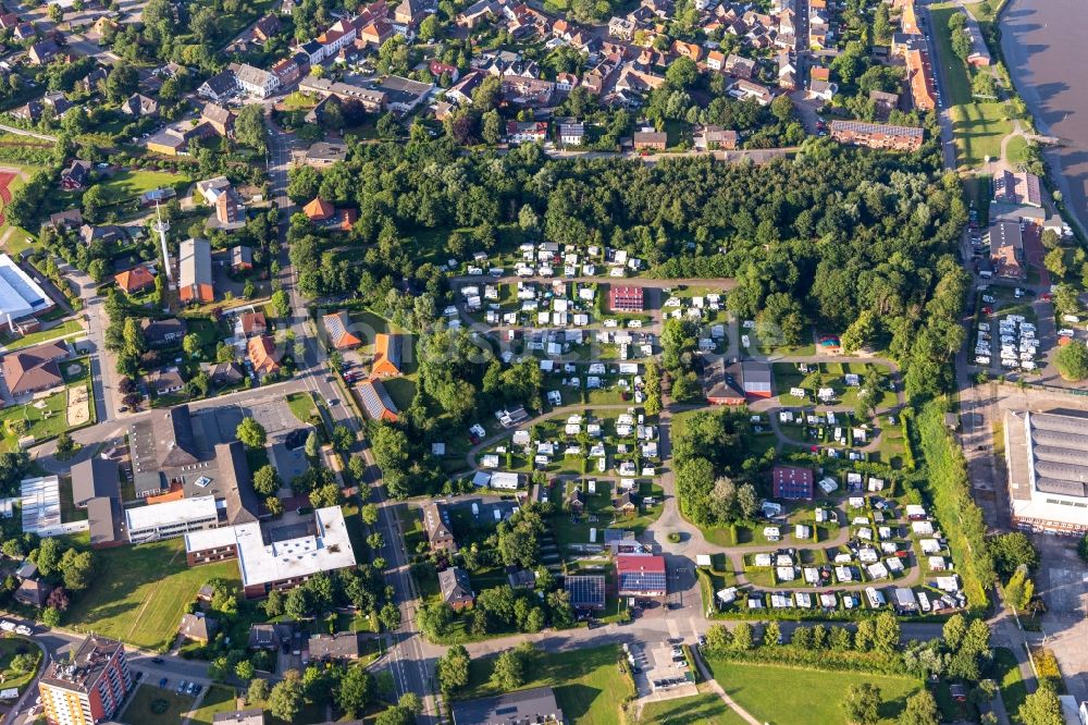 Luftaufnahme Tönning - Campingplatz mit Wohnwagen und Zelten in Tönning im Bundesland Schleswig-Holstein, Deutschland