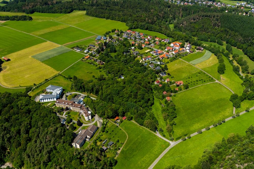 Luftaufnahme Vöhl - Campingplatz mit Wohnwagen und Zelten am Ufer der Eder im Ortsteil Asel Süd in Vöhl im Bundesland Hessen, Deutschland