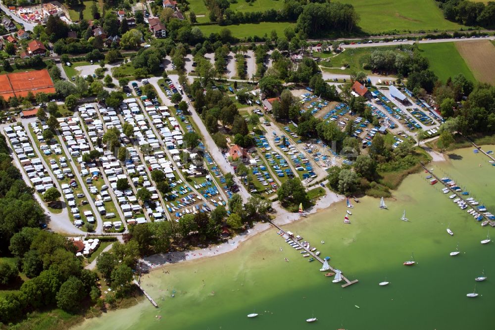 Luftaufnahme Utting am Ammersee - Campingplatz mit Wohnwagen und Zelten in Utting am Ammersee im Bundesland Bayern, Deutschland