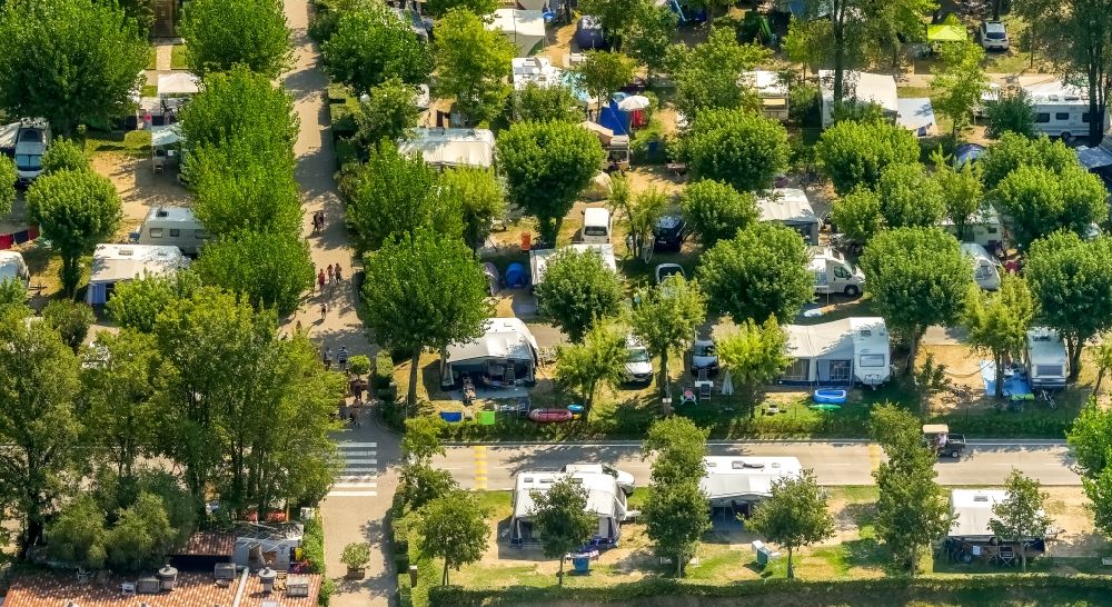 Luftaufnahme Lazise - Campingplatz mit Wohnwagen und Zelten in Veneto, Italien