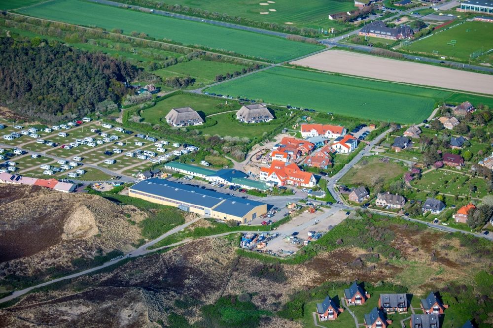 Wenningstedt-Braderup (Sylt) aus der Vogelperspektive: Campingplatz mit Wohnwagen und Zelten in Wenningstedt-Braderup (Sylt) im Bundesland Schleswig-Holstein, Deutschland