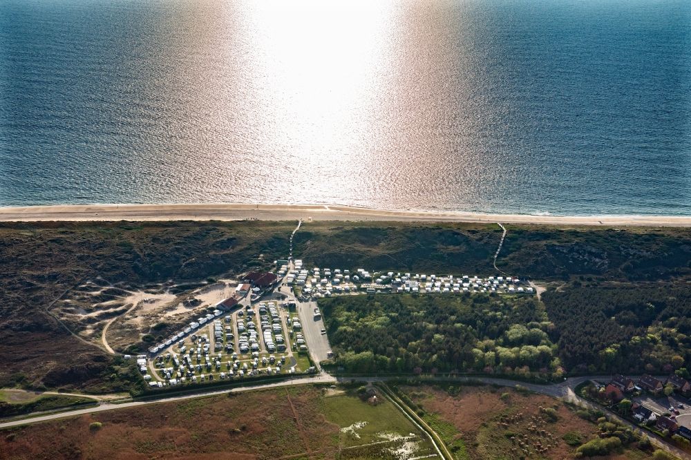 Luftaufnahme Sylt - Campingplatz mit Wohnwagen und Zelten in Westerland auf Sylt im Bundesland Schleswig-Holstein, Deutschland