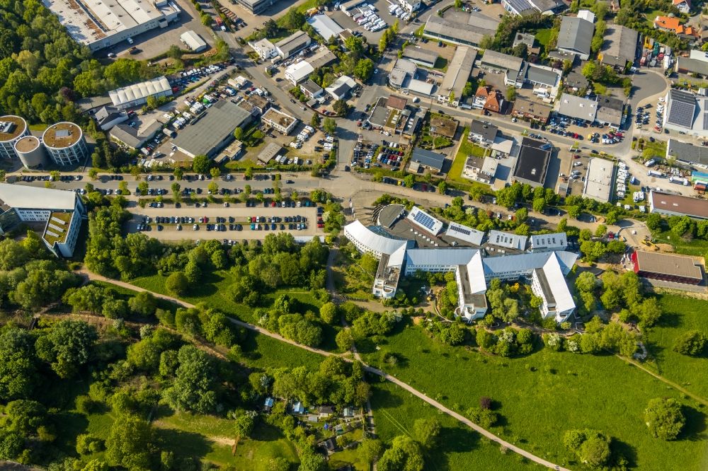 Witten aus der Vogelperspektive: Campus- Gebäude der privaten Universität Witten/Herdecke in Witten im Bundesland Nordrhein-Westfalen