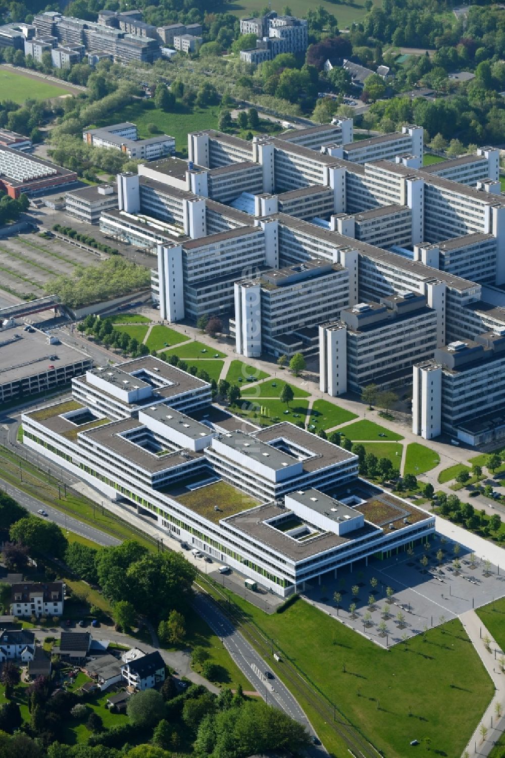 Bielefeld aus der Vogelperspektive: Campus- Gebäude der Universität Bielefeld in Bielefeld im Bundesland Nordrhein-Westfalen, Deutschland