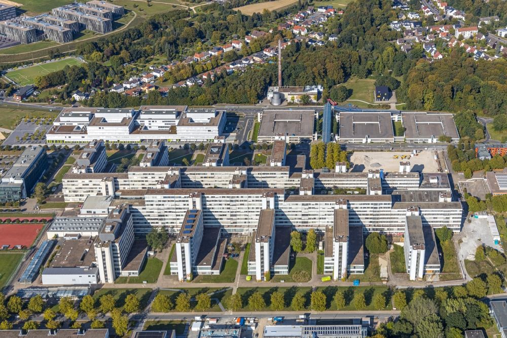 Bielefeld aus der Vogelperspektive: Campus- Gebäude der Universität Bielefeld in Bielefeld im Bundesland Nordrhein-Westfalen, Deutschland
