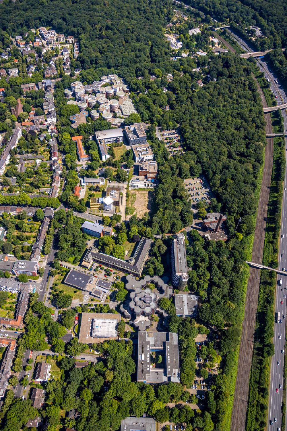 Duisburg aus der Vogelperspektive: Campus- Gebäude der Universität Duisburg-Essen in Duisburg im Bundesland Nordrhein-Westfalen