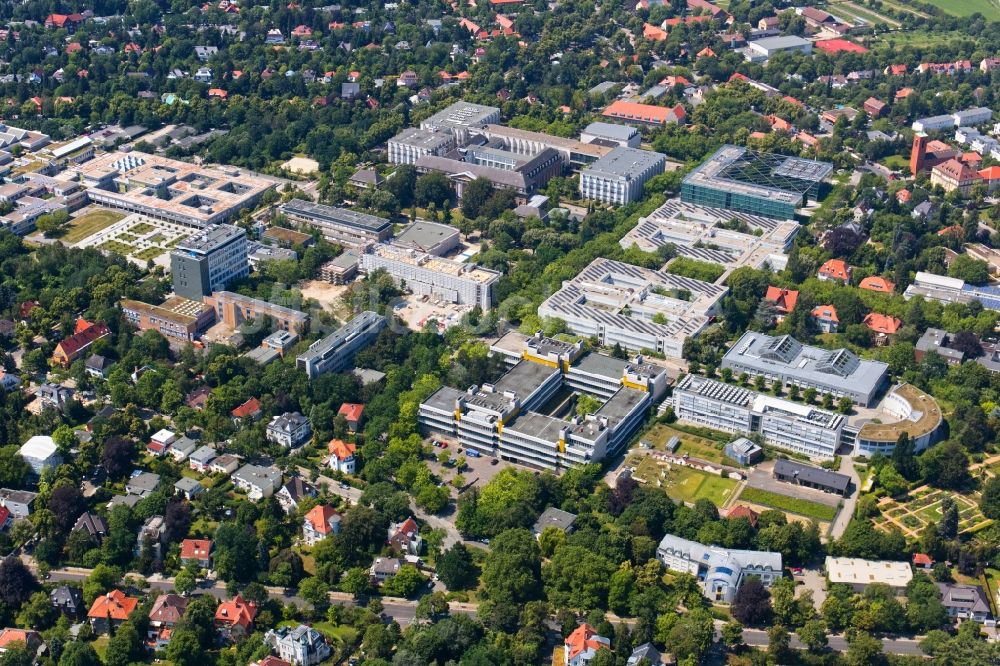 Luftbild Berlin - Campus- Gebäude der Universität Freie Universität Berlin an der Kaiserswerther Straße im Ortsteil Dahlem in Berlin, Deutschland