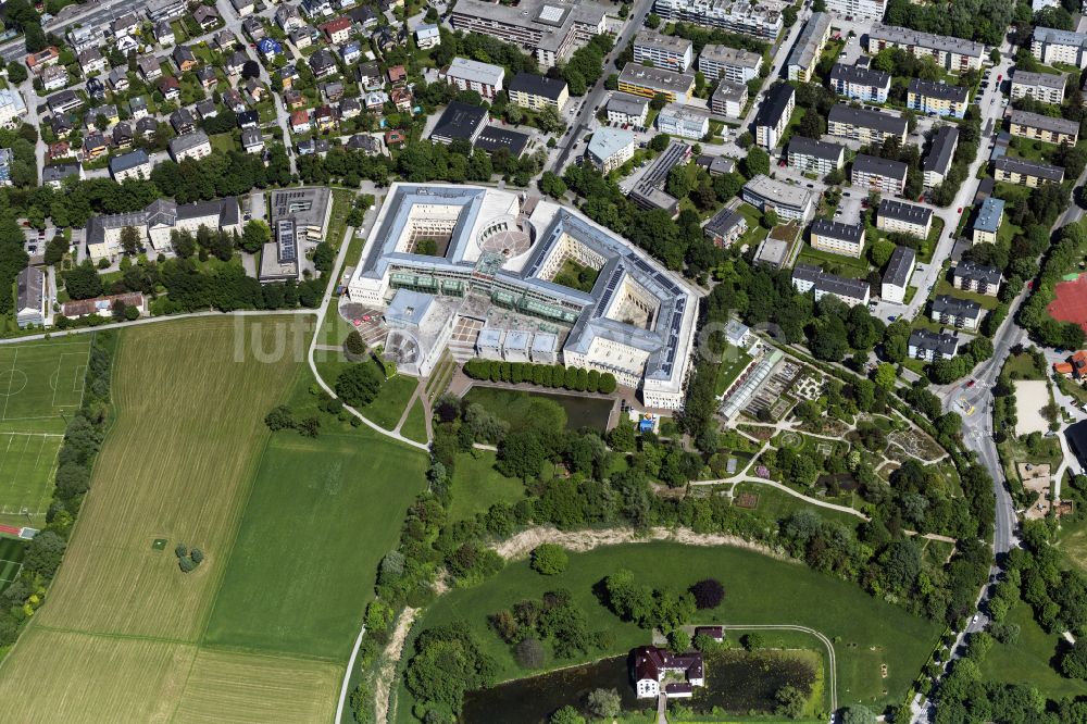 Salzburg aus der Vogelperspektive: Campus- Gebäude der Universität Natur- und Lebenswissenschaftliche Fakultät in Salzburg in Österreich