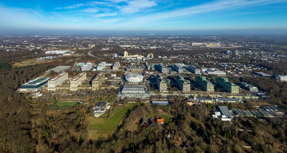 Luftaufnahme Bochum - Campus- Gebäude der Universität Ruhr-Universität Bochum RUB auf den Ruhrhöhen in Bochum im Bundesland Nordrhein-Westfalen, Deutschland