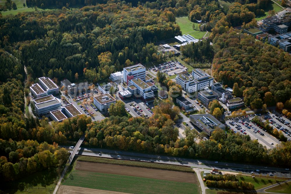 Ulm aus der Vogelperspektive: Campus- Gebäude der Universität Ulm an der Helmholtzstraße in Ulm im Bundesland Baden-Württemberg, Deutschland