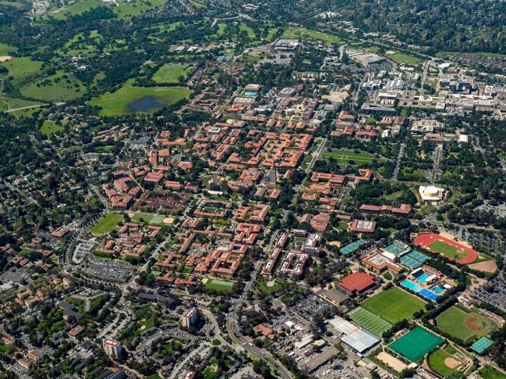 Luftaufnahme Stanford - Campus- Gelände und Gebäude der Universität Stanford University in Stanford in Kalifornien in den USA
