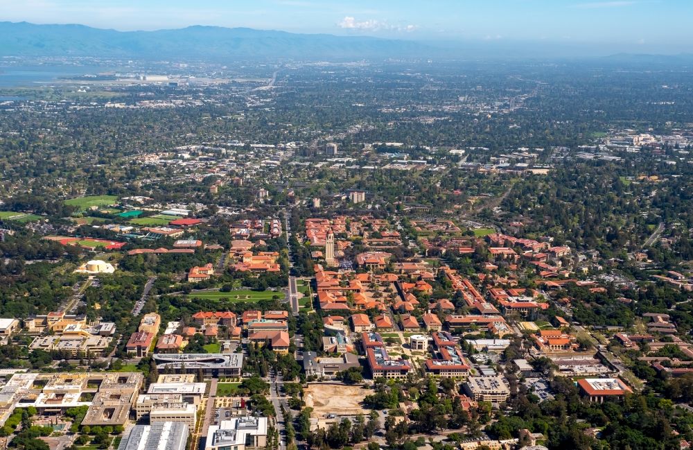 Luftaufnahme Stanford - Campus- Gelände und Gebäude der Universität Stanford University in Stanford in Kalifornien in den USA