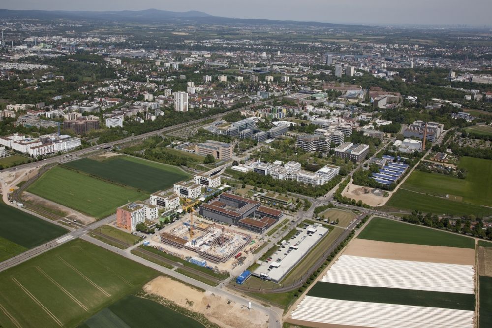 Luftaufnahme Mainz - Campus- Universitäts- Bereich mit Neubau- Baustelle der Johannes-Gutenberg-Universität im Ortsteil Bretzenheim in Mainz im Bundesland Rheinland-Pfalz, Deutschland
