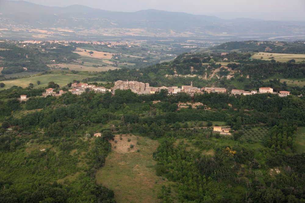 Castiglione in Teverina Sermugnano aus der Vogelperspektive: Castiglione in Teverina, Ortsteil Sermugnano in Latium in Italien