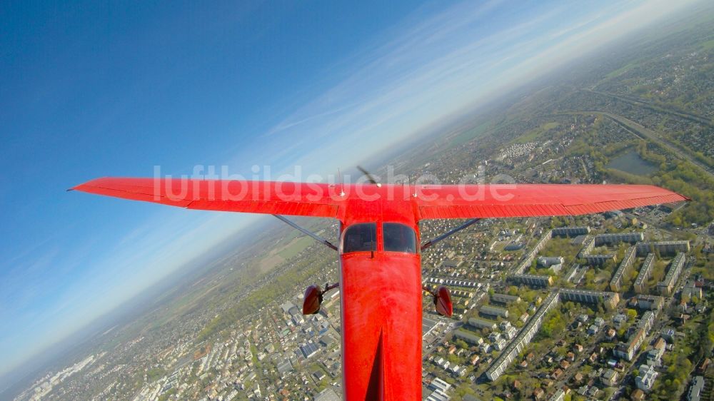 Berlin aus der Vogelperspektive: Cessna 172 D-EGYC der Agentur euroluftbild.de im Flug über Pankow in Berlin, Deutschland