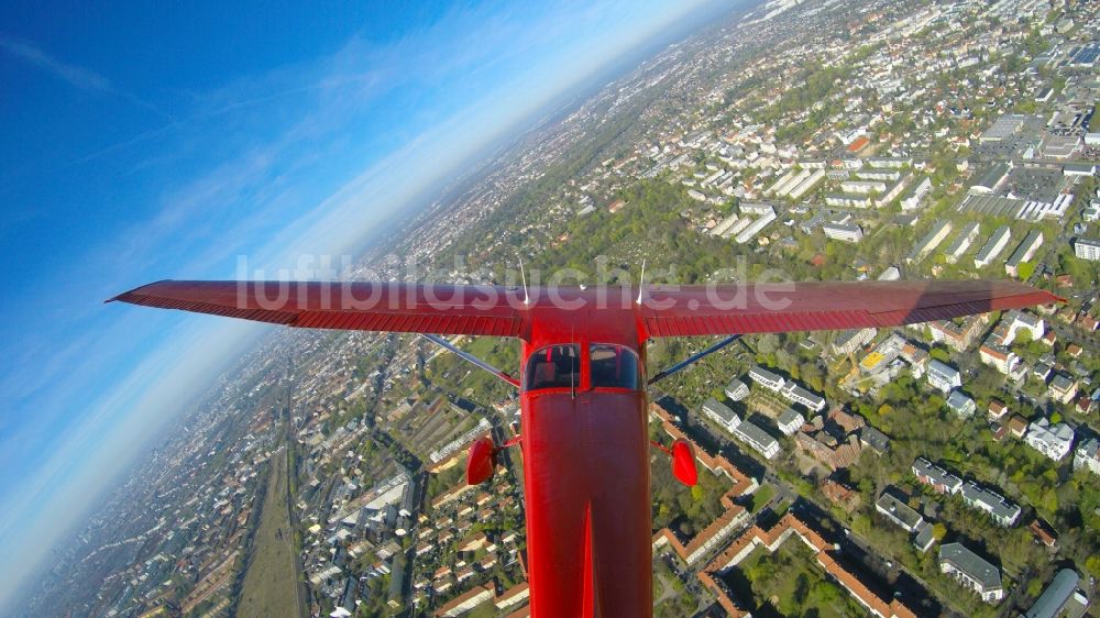 Luftbild Berlin - Cessna 172 D-EGYC der Agentur euroluftbild.de im Flug über Pankow in Berlin, Deutschland