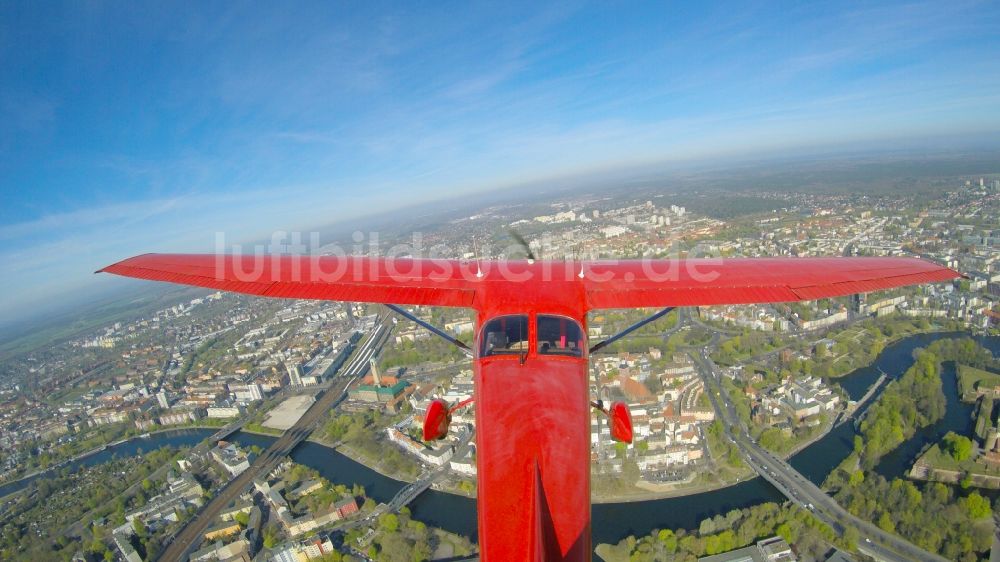Berlin aus der Vogelperspektive: Cessna 172 D-EGYC der Agentur euroluftbild.de im Fluge über Spandau in Berlin, Deutschland