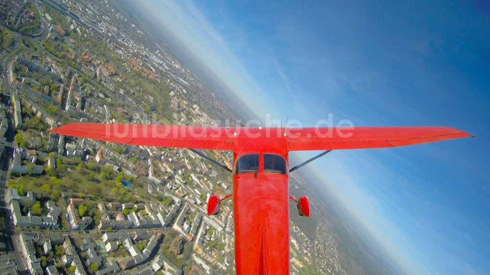 Berlin aus der Vogelperspektive: Cessna 172 D-EGYC der Agentur euroluftbild.de im Fluge über Spandau in Berlin, Deutschland