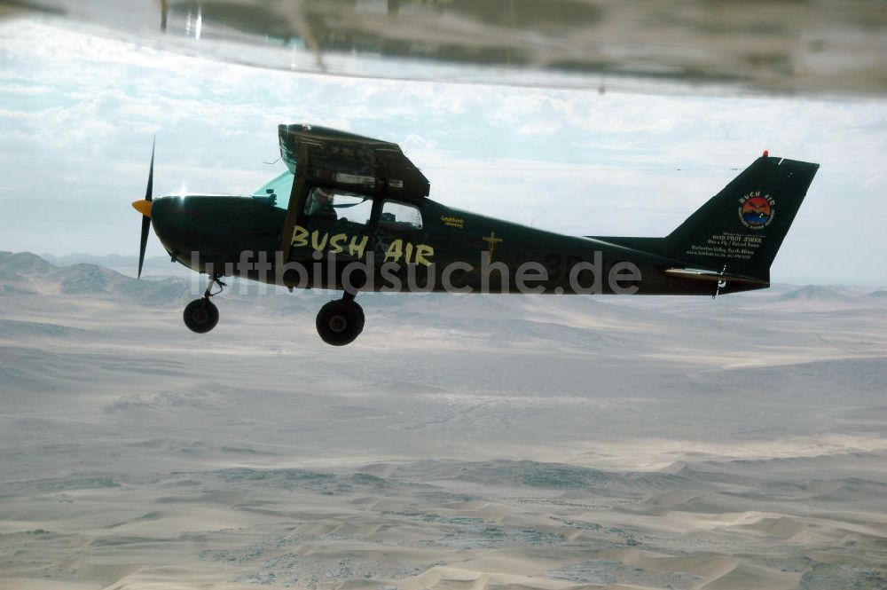 Windhoeck von oben - Cessna 182 im Formationsflug über der Wüste in Namibia - Cessna 182 bush plane