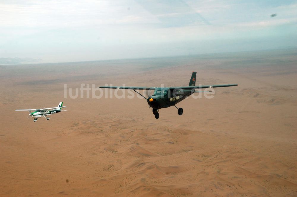 Luftaufnahme Windhoeck - Cessna 182 im Formationsflug über der Wüste in Namibia - Cessna 182 bush plane