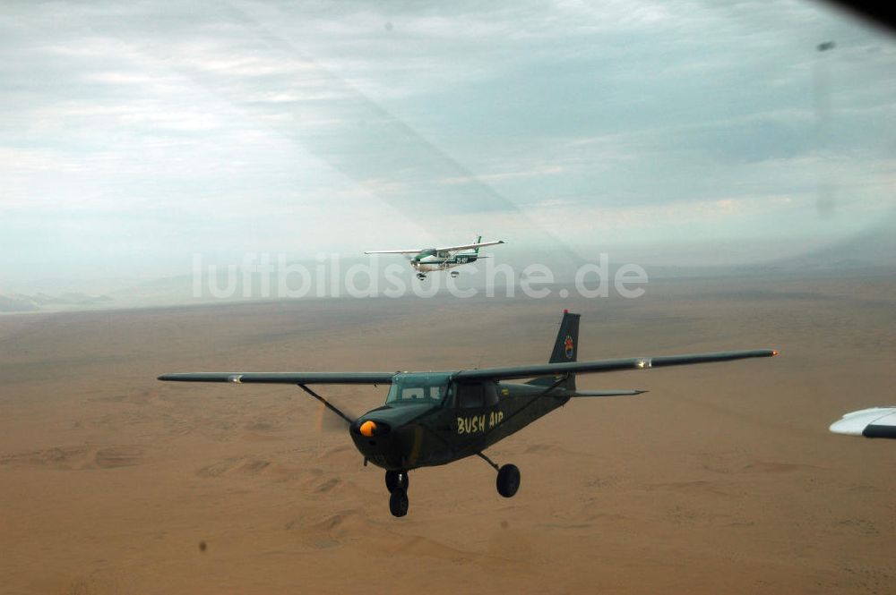 Luftaufnahme Windhoeck - Cessna 182 im Formationsflug über der Wüste in Namibia - Cessna 182 bush plane