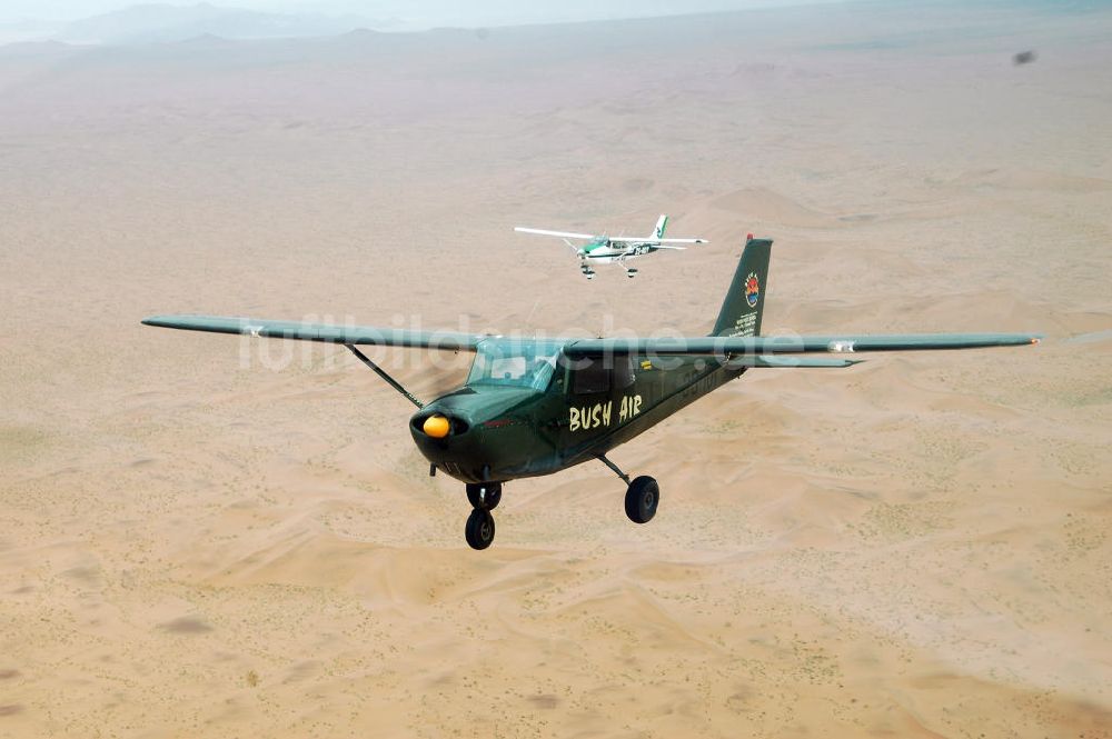 Windhoeck von oben - Cessna 182 im Formationsflug über der Wüste in Namibia - Cessna 182 bush plane