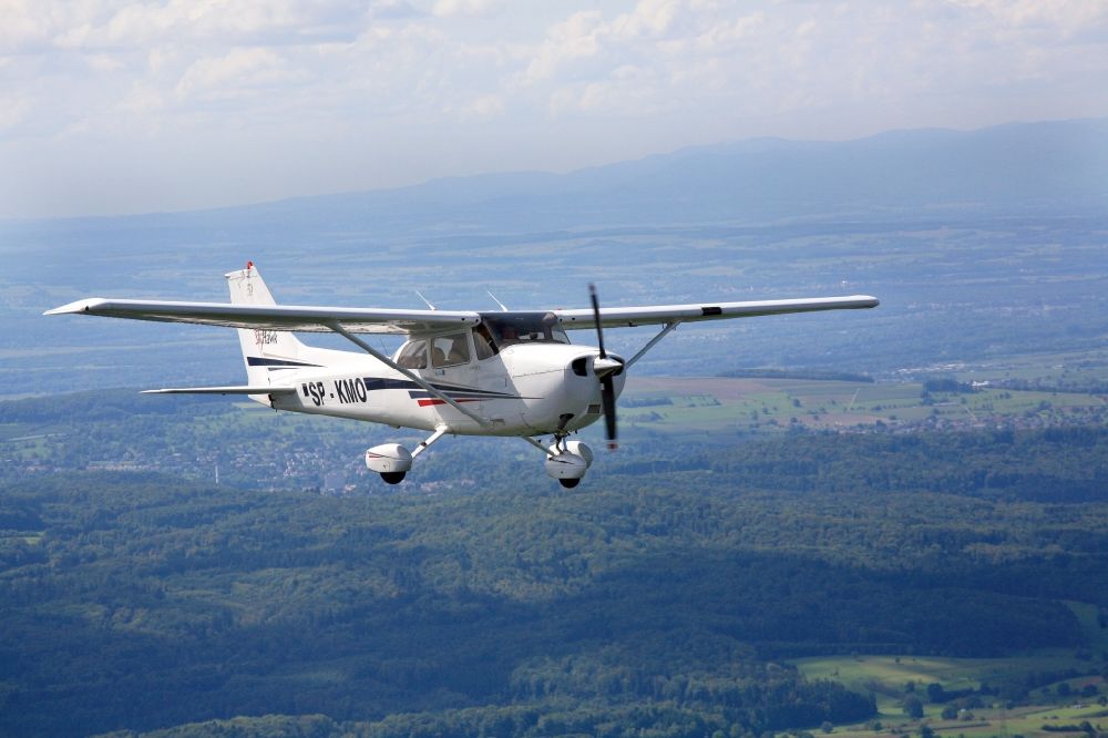 Luftaufnahme Lörrach - Cessna 172 SP-KMO über dem Dinkelberg bei Lörrach im Bundesland Baden-Württemberg