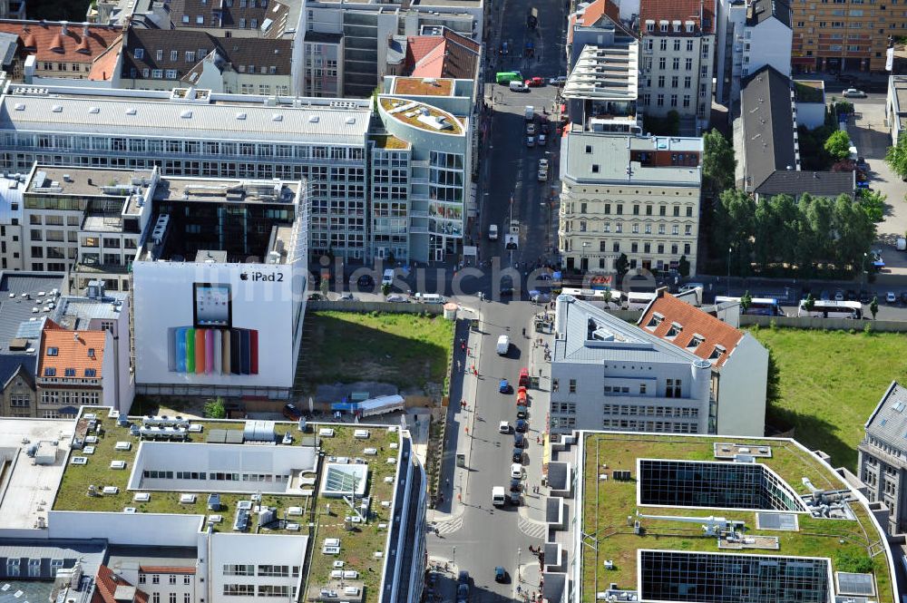 Berlin Mitte von oben - Checkpoint Charlie in Berlin