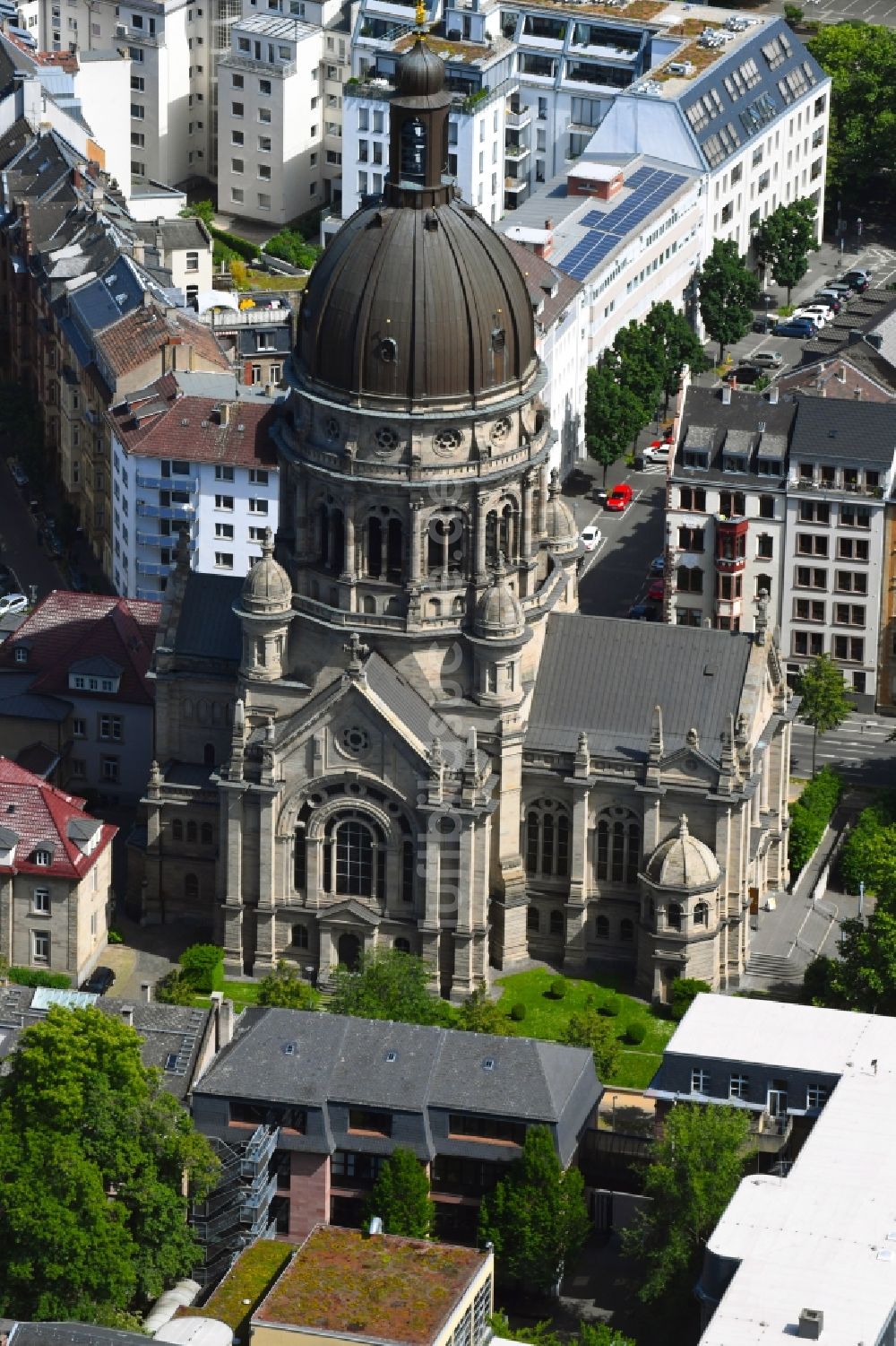 Mainz von oben - Christuskirche Mainz an der Kaiserstraße in Mainz im Bundesland Rheinland-Pfalz, Deutschland