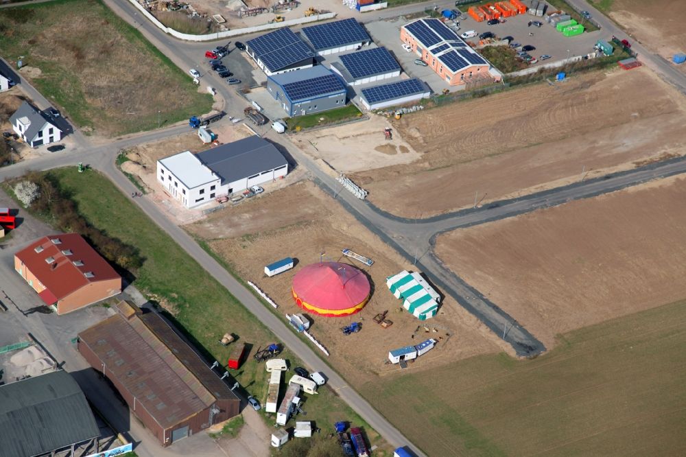 Luftbild Undenheim - Circus- Zelt- Kuppel eines Wander- Zirkus in Undenheim im Bundesland Rheinland-Pfalz