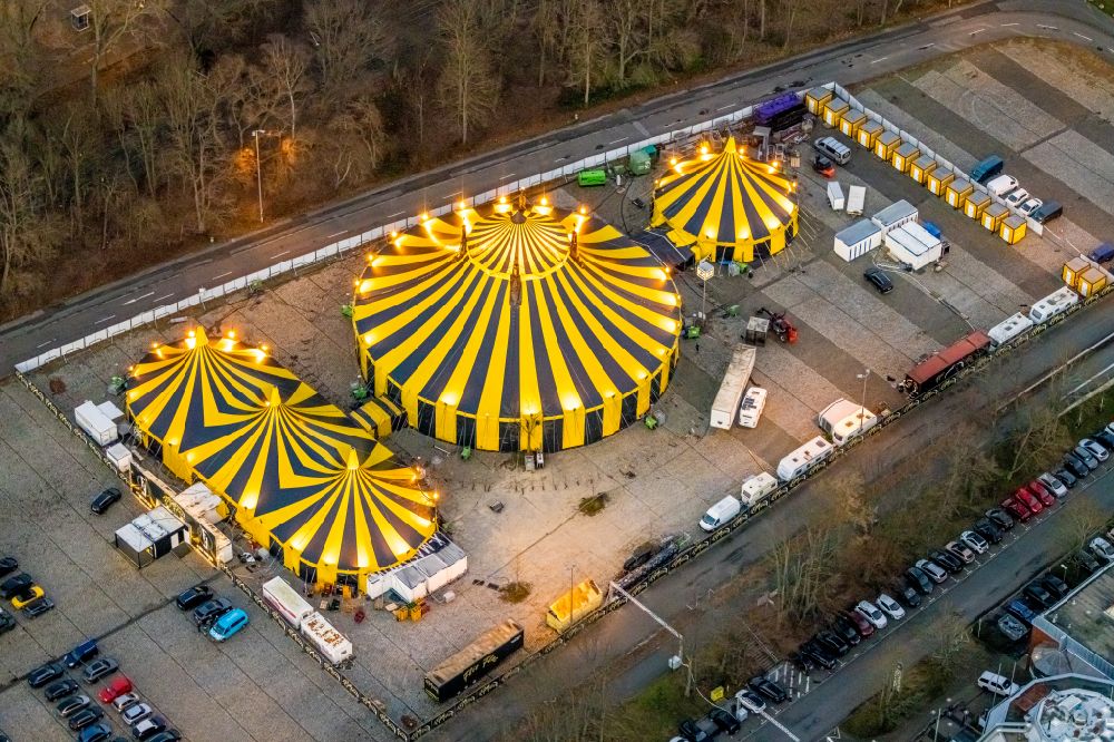 Luftbild Duisburg - Circus- Zelt- Kuppeln des Zirkus Circus Flic Flac in Duisburg im Bundesland Nordrhein-Westfalen, Deutschland