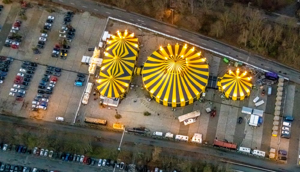 Luftaufnahme Duisburg - Circus- Zelt- Kuppeln des Zirkus Circus Flic Flac in Duisburg im Bundesland Nordrhein-Westfalen, Deutschland