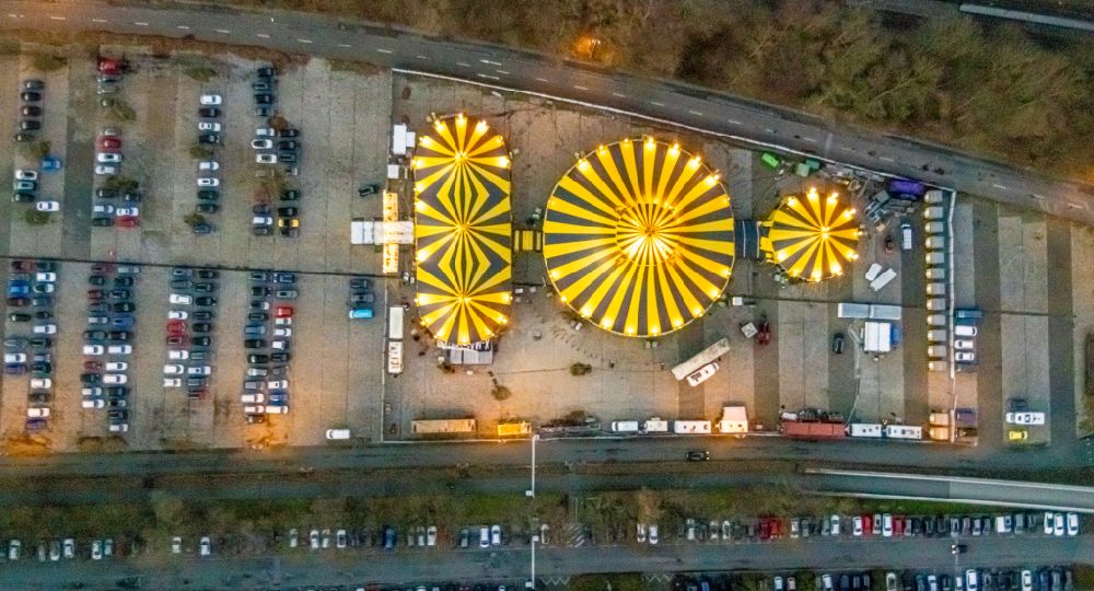 Duisburg von oben - Circus- Zelt- Kuppeln des Zirkus Circus Flic Flac in Duisburg im Bundesland Nordrhein-Westfalen, Deutschland