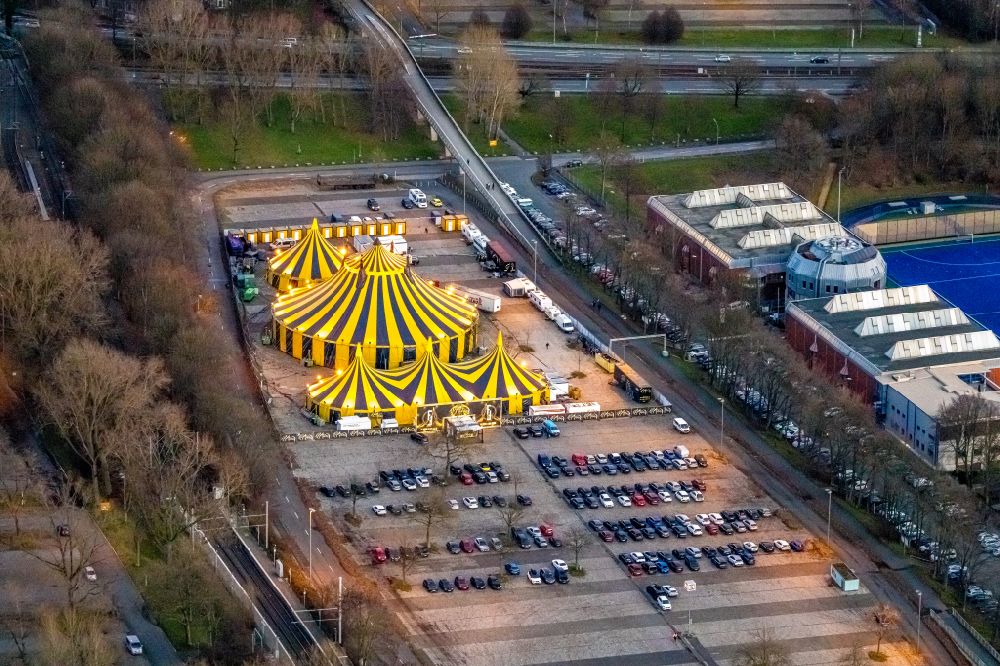 Duisburg aus der Vogelperspektive: Circus- Zelt- Kuppeln des Zirkus Circus Flic Flac in Duisburg im Bundesland Nordrhein-Westfalen, Deutschland
