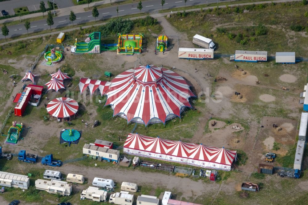 Oberhausen aus der Vogelperspektive: Circus- Zelt- Kuppeln des Zirkus Circus Paul Busch in Oberhausen im Bundesland Nordrhein-Westfalen, Deutschland