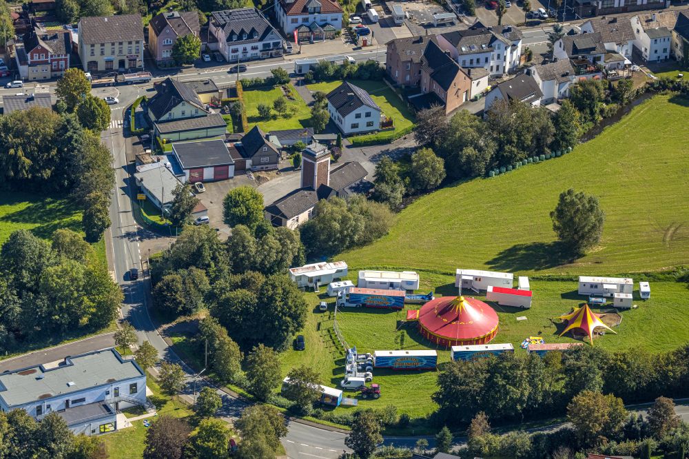 Luftaufnahme Grevenbrück - Circus- Zelt- Kuppeln des Zirkus Circus Trumpf in Grevenbrück im Bundesland Nordrhein-Westfalen, Deutschland