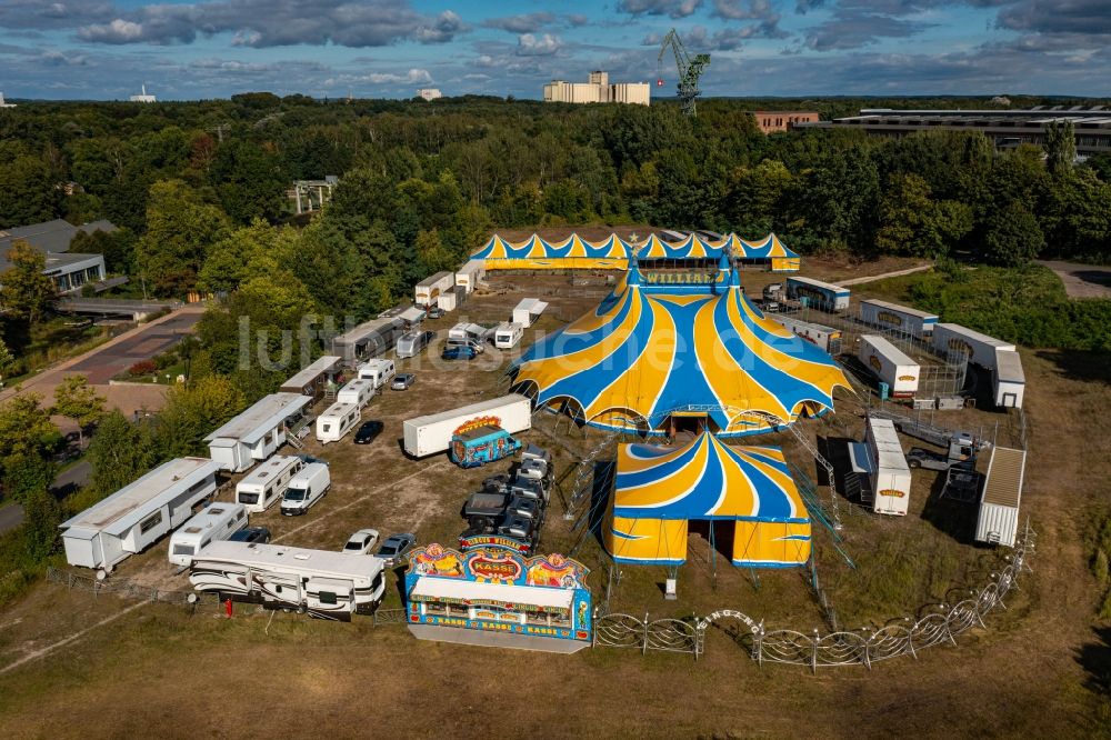 Luftaufnahme Eberswalde - Circus- Zelt- Kuppeln des Zirkus in Eberswalde im Bundesland Brandenburg, Deutschland