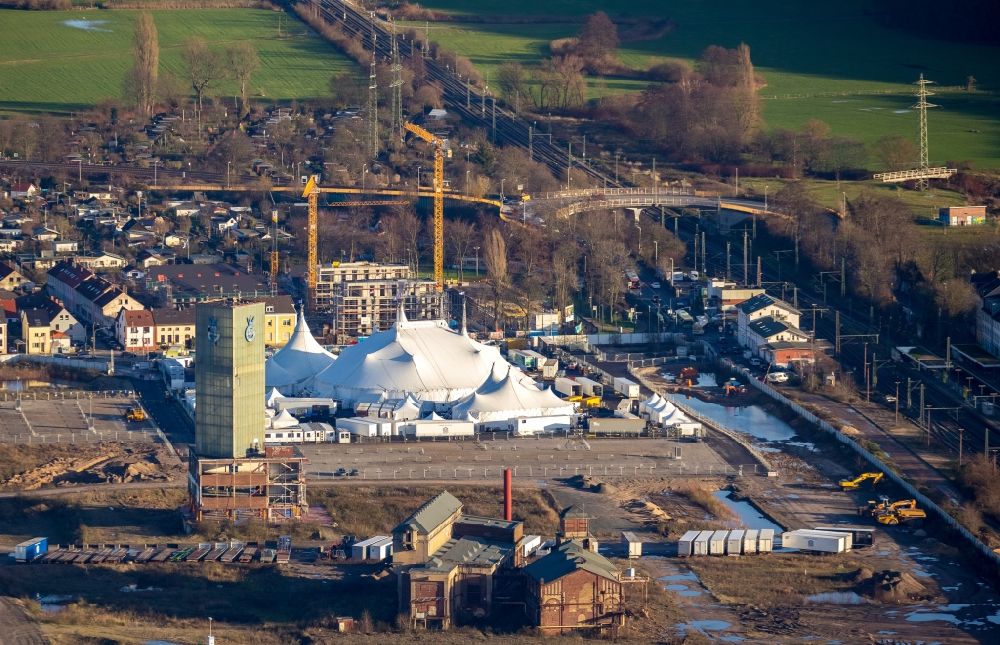 Luftaufnahme Düsseldorf - Circus- Zelt- Kuppeln des Zirkus am Glashüttenturm im Ortsteil Gerresheim in Düsseldorf im Bundesland Nordrhein-Westfalen, Deutschland