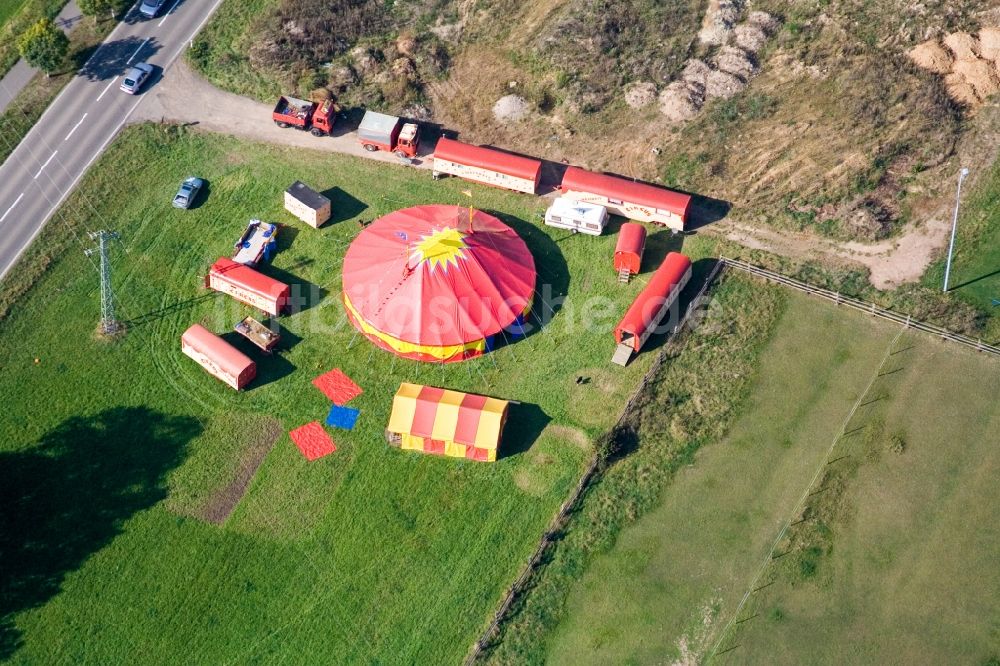 Kandel von oben - Circus- Zelt- Kuppeln eines Zirkus im Ortsteil Minderslachen in Kandel im Bundesland Rheinland-Pfalz, Deutschland