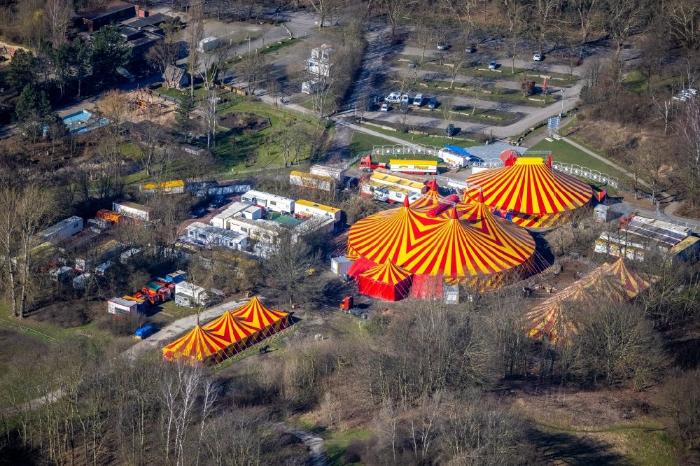 Luftbild Gelsenkirchen - Circus- Zelt- Kuppeln des Zirkus Probst in Gelsenkirchen im Bundesland Nordrhein-Westfalen, Deutschland