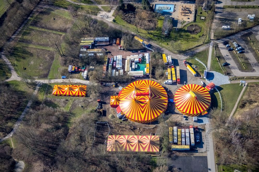 Luftaufnahme Gelsenkirchen - Circus- Zelt- Kuppeln des Zirkus Probst in Gelsenkirchen im Bundesland Nordrhein-Westfalen, Deutschland