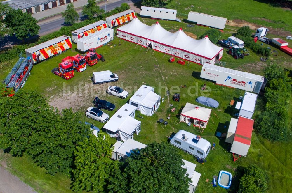 Luftbild Gadebusch - Circus- Zelt- Kuppeln des Zirkus Royal in Gadebusch im Bundesland Mecklenburg-Vorpommern, Deutschland