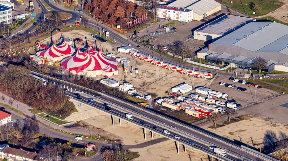 Luftaufnahme Offenburg - Circus- Zelt- Kuppeln des Zirkus Weihnachtscircus Offenburg in Offenburg im Bundesland Baden-Württemberg, Deutschland