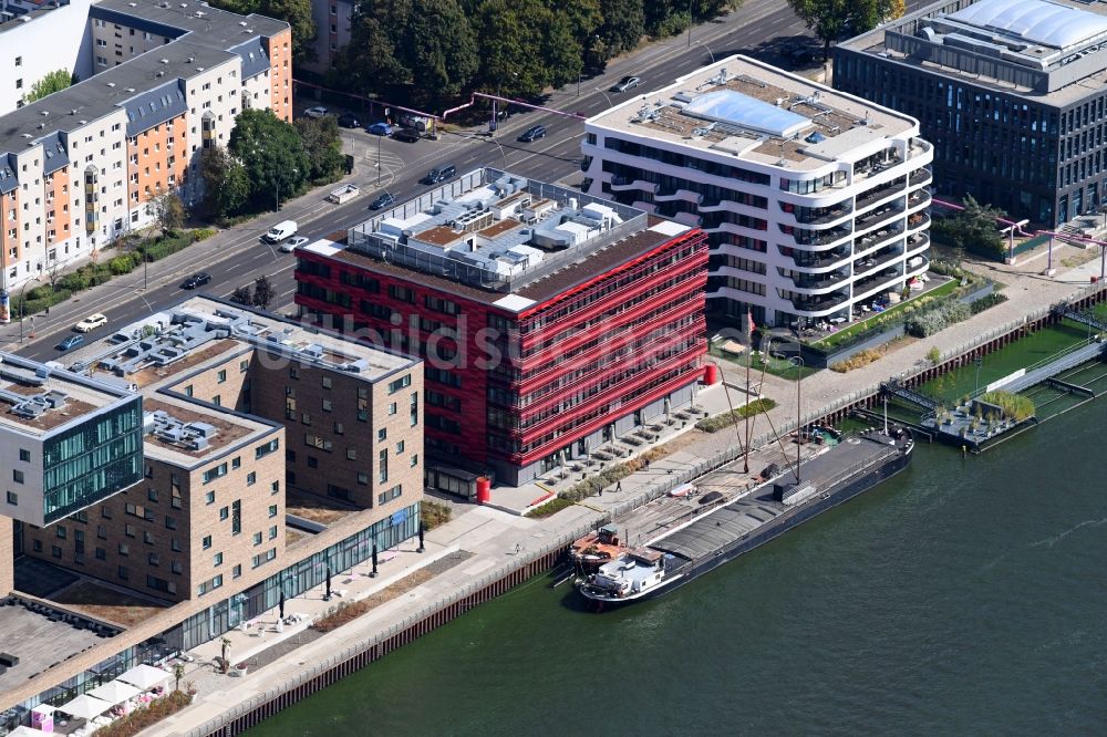 Luftaufnahme Berlin - Coca-Cola- Haus an der Stralauer Allee am Ufer des Flusses Spree im Ortsteil Friedrichshain in Berlin