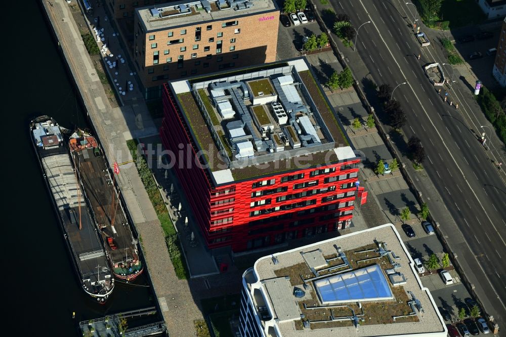 Luftaufnahme Berlin - Coca-Cola- Haus an der Stralauer Allee am Ufer des Flusses Spree im Ortsteil Friedrichshain in Berlin