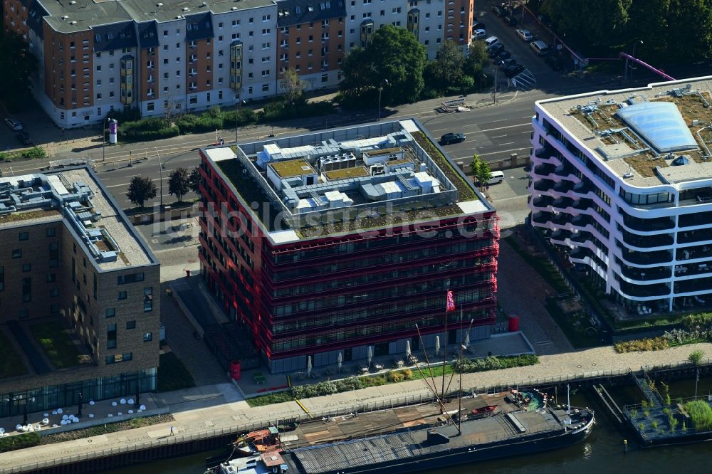 Berlin von oben - Coca-Cola- Haus an der Stralauer Allee am Ufer des Flusses Spree im Ortsteil Friedrichshain in Berlin