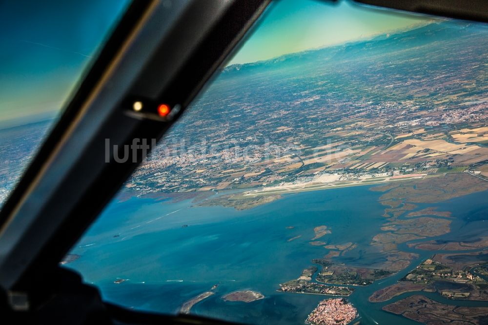 Luftaufnahme Venedig - Cockpit - Blick im Landeanflug zur Landung auf dem Flughafen in Venedig in Venetien, Italien