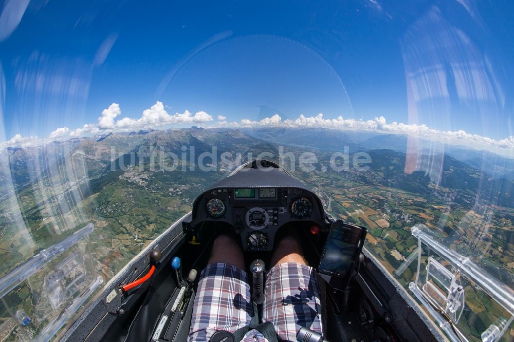 Châteauroux-les-Alpes von oben - Cockpitausblick aus dem Segelflugzeug Mosquito über die Berge bei Châteauroux-les-Alpes in Provence-Alpes-Cote d'Azur, Frankreich
