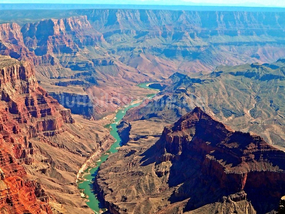 North Rim von oben - Colorado River im Felsen- und Berglandschaft des Grand Canyon National Park in North Rim in Arizona, USA