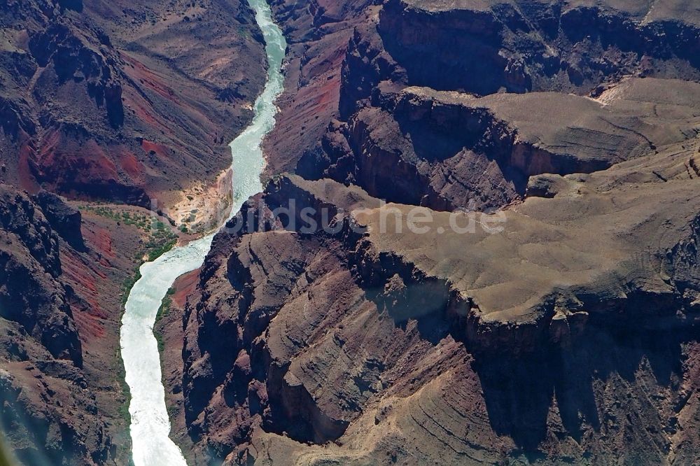 North Rim von oben - Colorado River im Felsen- und Berglandschaft des Grand Canyon National Park in North Rim in Arizona, USA